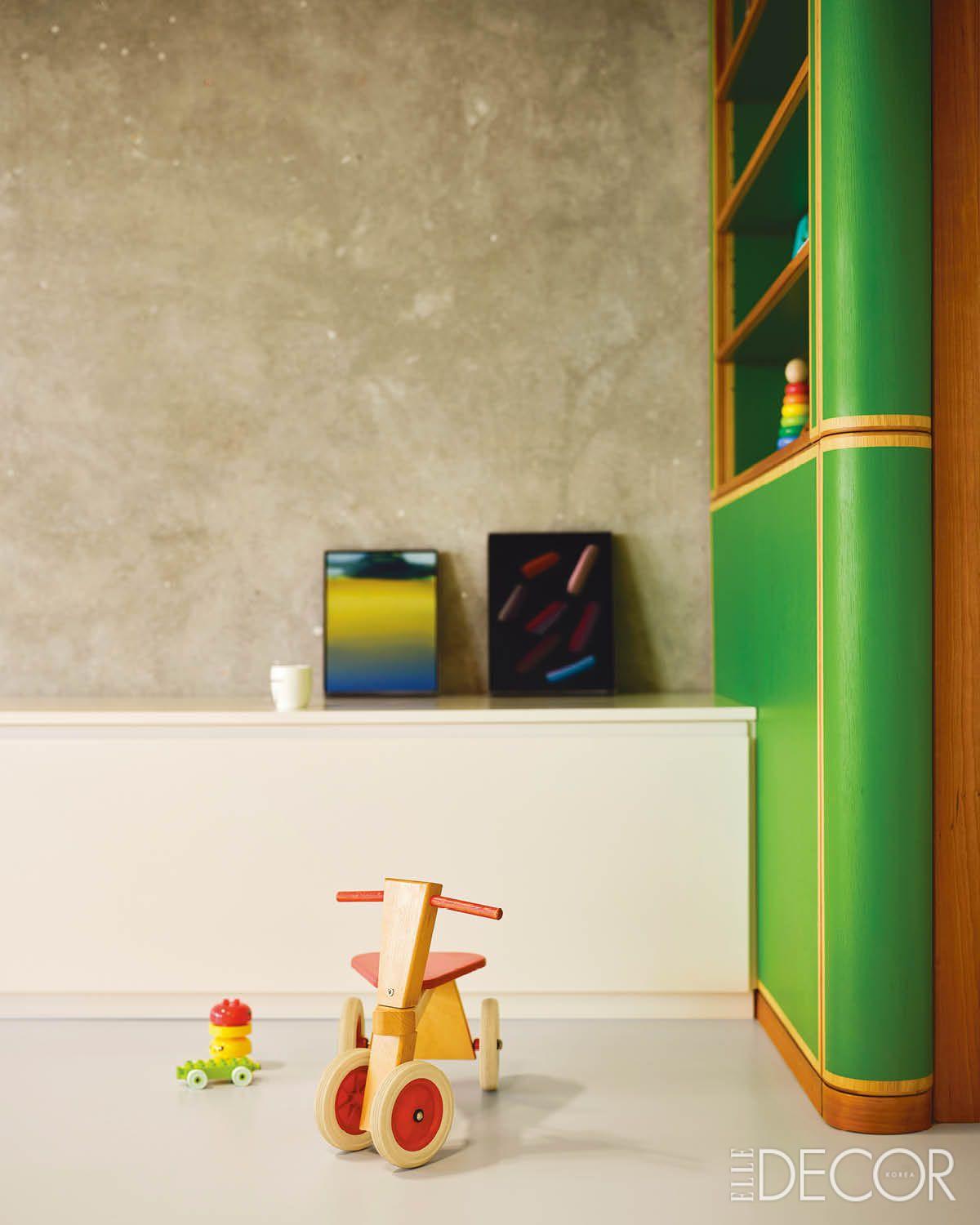 아이들 장난감과도 잘 어우러지는 초록색 수납장.