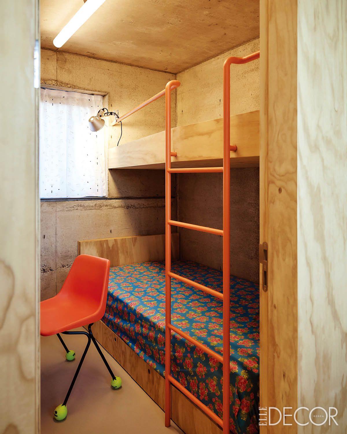 크바드랏의 자수 패브릭으로 만든 커튼과 꽃무늬 매트리스 커버. 테니스를 하는 아이의 캐릭터를 반영한 의자까지 막내딸에 대한 애정으로 채운 방.