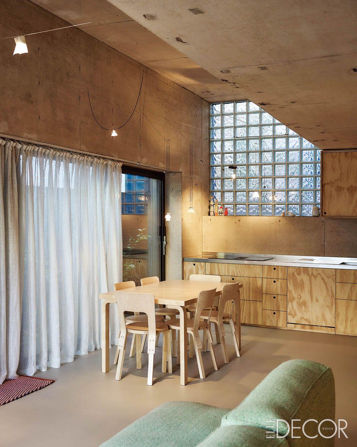 제주 바다를 연상시키는 물결무늬 합판으로 짠 키친 시스템이 아름답다. 주방 상부의 한 벽을 가득 채운 유리 블록에는 일조의 흐름에 따라 다채로운 빛이 든다. 바람이 불면 창밖 나뭇잎의 그림자가 유리 블록에 비쳐 어른거린다.