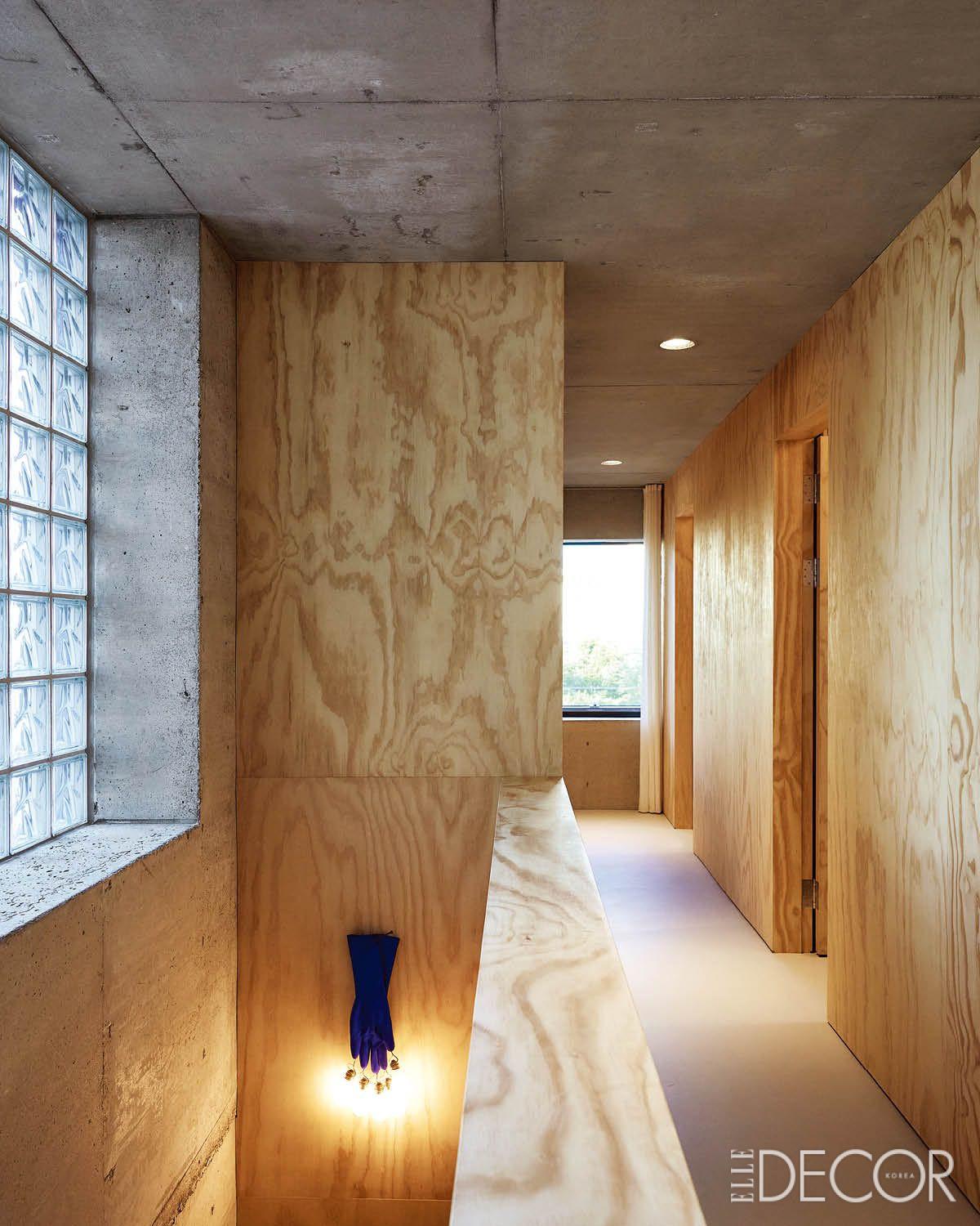 세 아이의 방이 한 줄로 자리한 2층 공간. 2층으로 오르는 계단실에는 잉고 마우러의 또 다른 조명 ‘루지 온 더 월(Luzy on the Wall)’을 재치 있게 걸었다. 