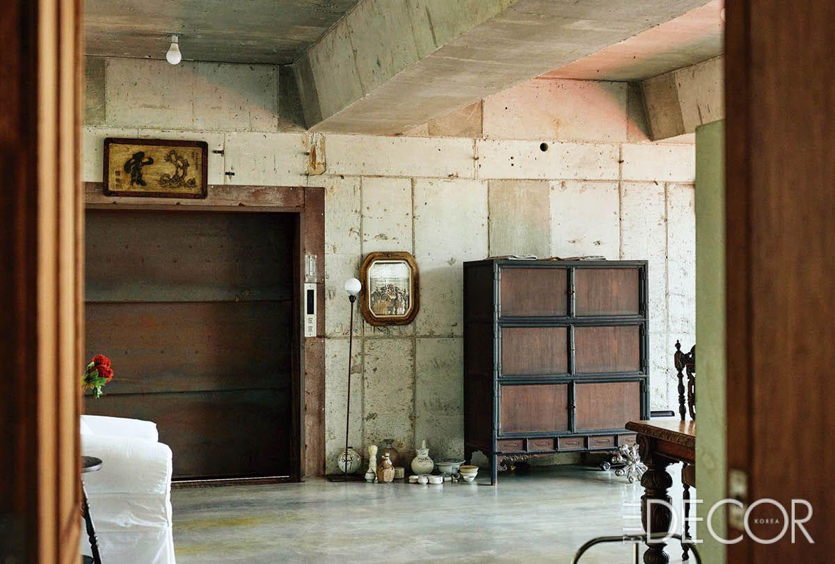 할아버지 도상봉 화백으로부터 물려받은 현판과 각종 고가구가 있는 다이닝 공간.