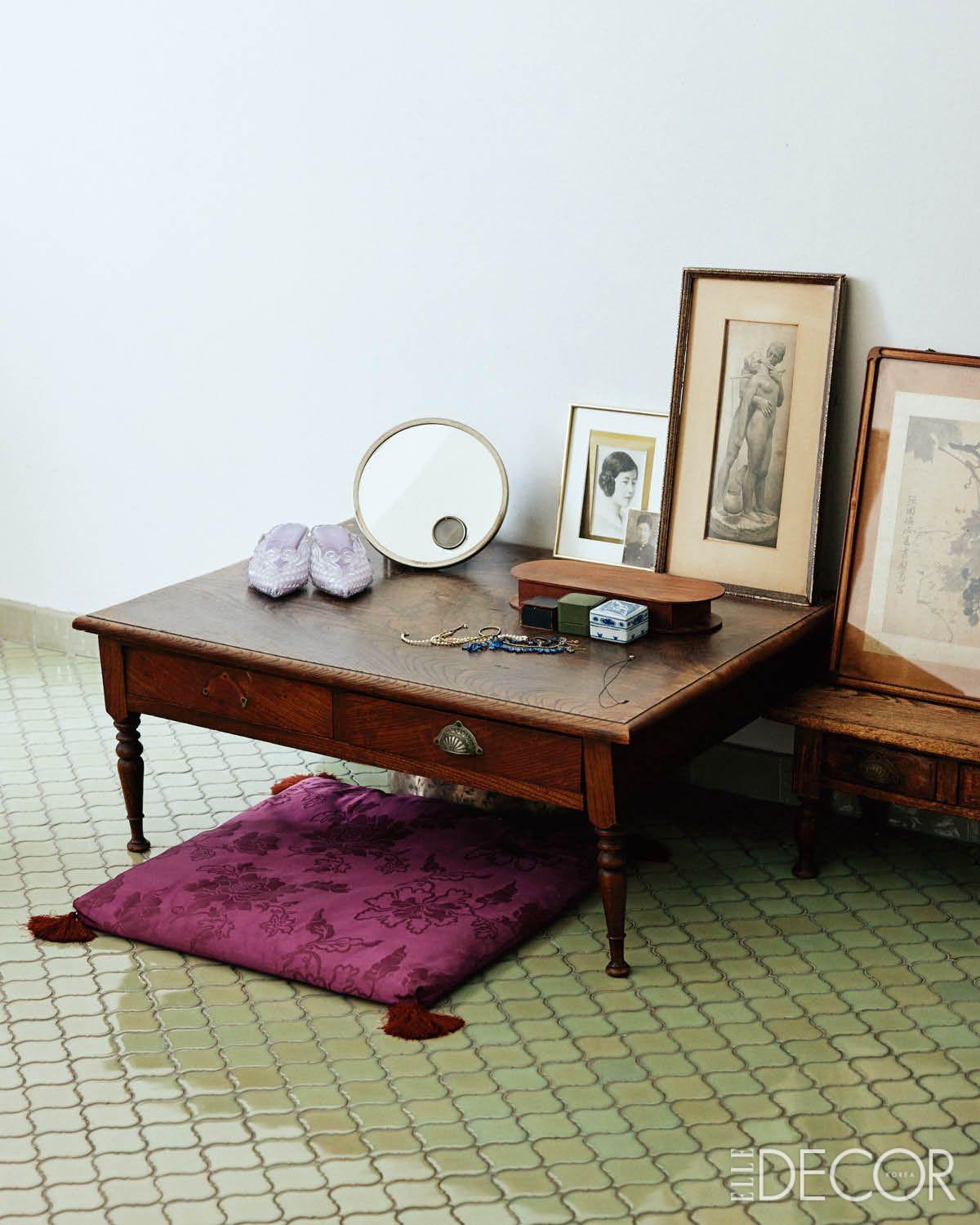 아버지가 쓰던 책상 위에 올려둔 오래된 물건들.