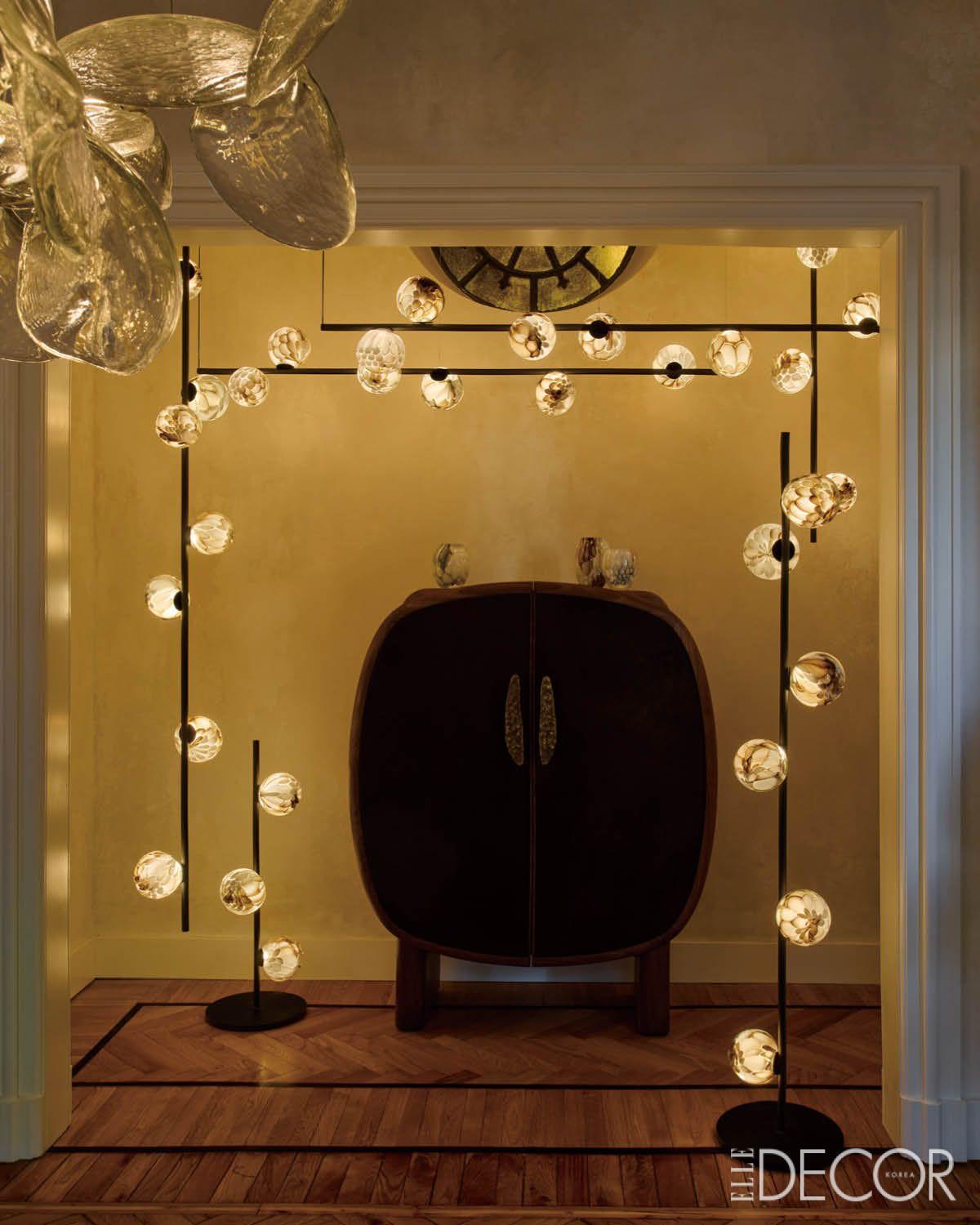 20주년을 기념하며 2025 밀란 디자인 위크에서 선보인 보치의 전시 풍경.