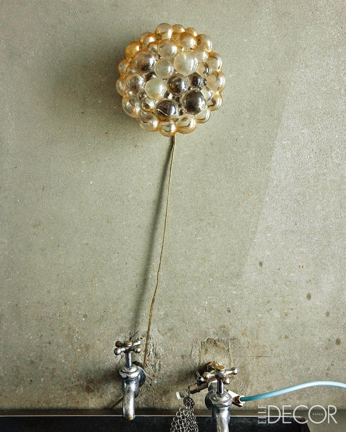 주방 벽에 달린 독특한 분위기의 빈티지 조명.