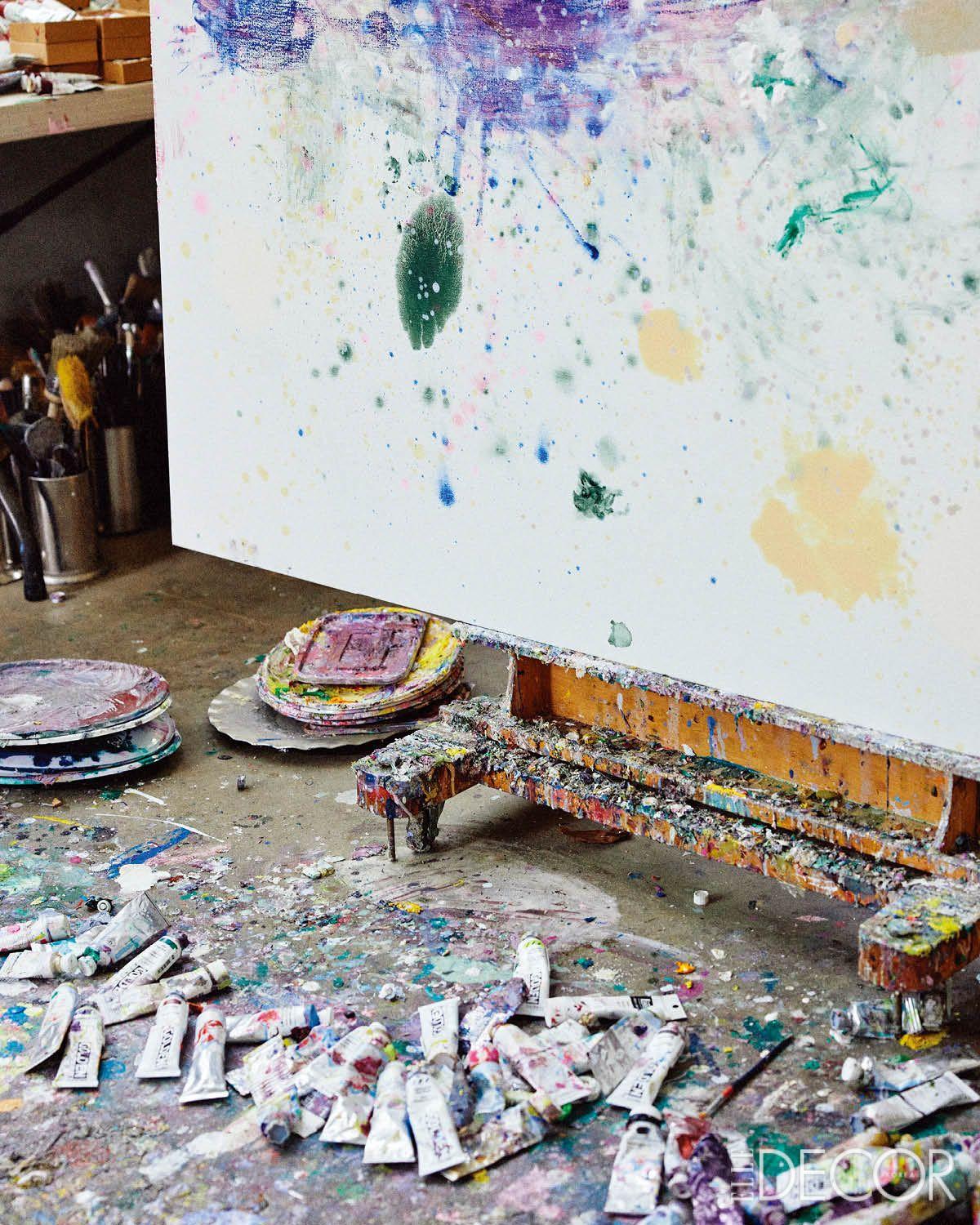 신작 작업이 한창인 2층 작업실 한구석. 바닥에 떨어진 수많은 물감이 작가가 이곳에서 보내온 시간과 노고를 고스란히 보여준다.