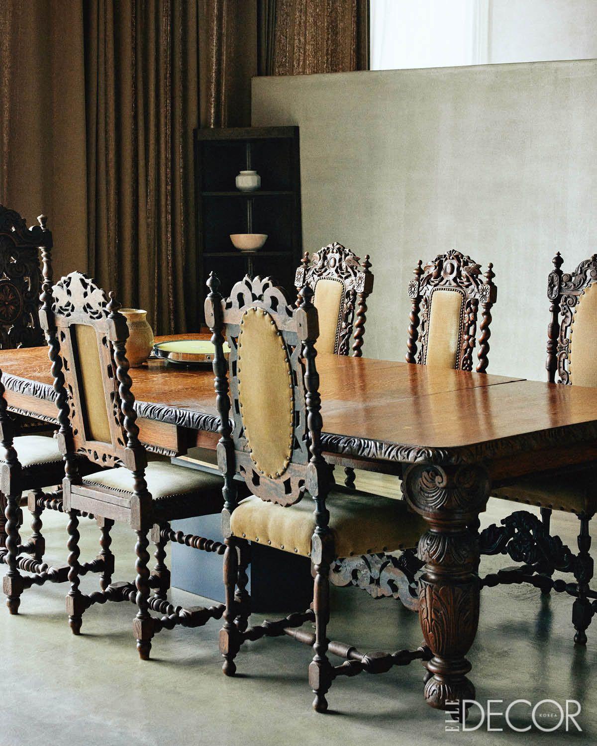 어린 시절부터 집에 있던 다이닝 테이블과 체어. 