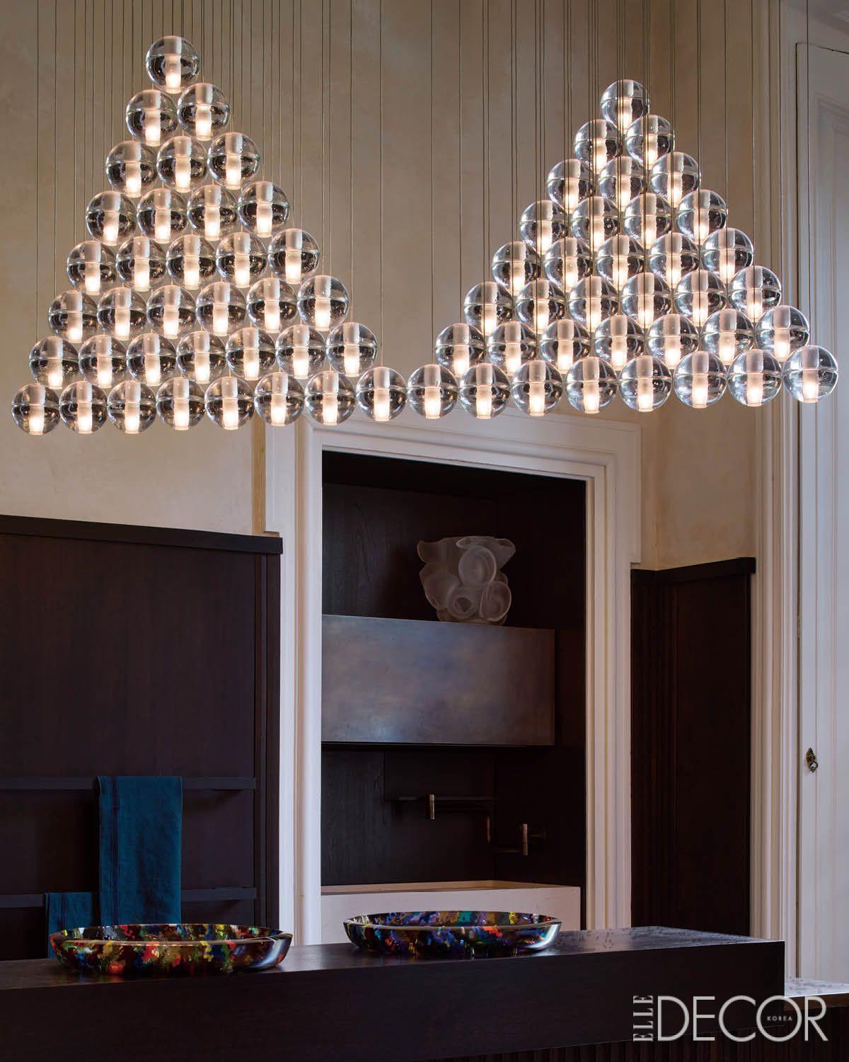 두 개의 유리 반구 형태를 유리에 붙여 제작한 ‘14p’ 조명