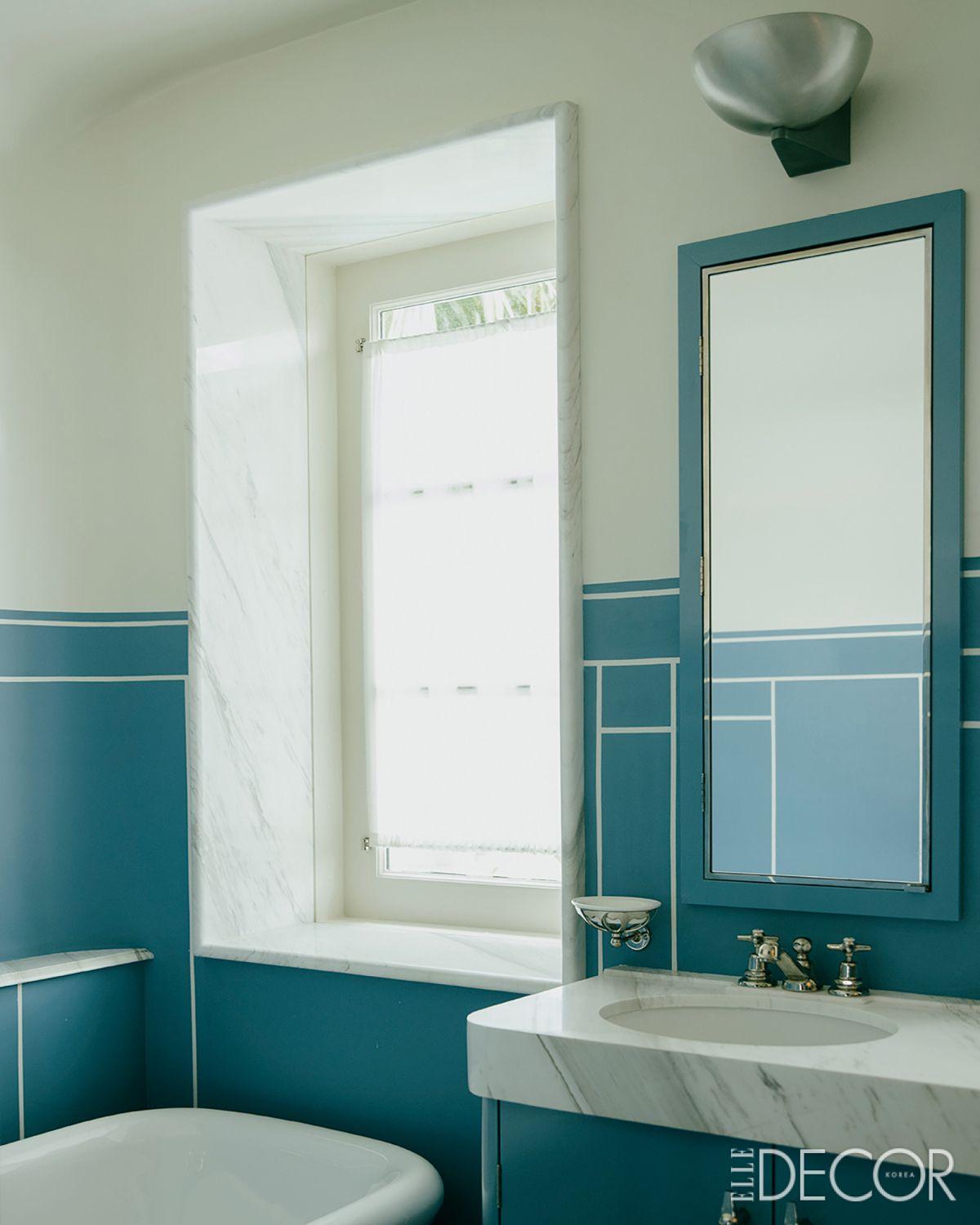 푸른색의 벽 위를 가로지르는 기하학적인 선까지 패턴을 적용하는 데 능한 카시라기의 캐릭터가 묻어나는 또 다른 배스룸. 