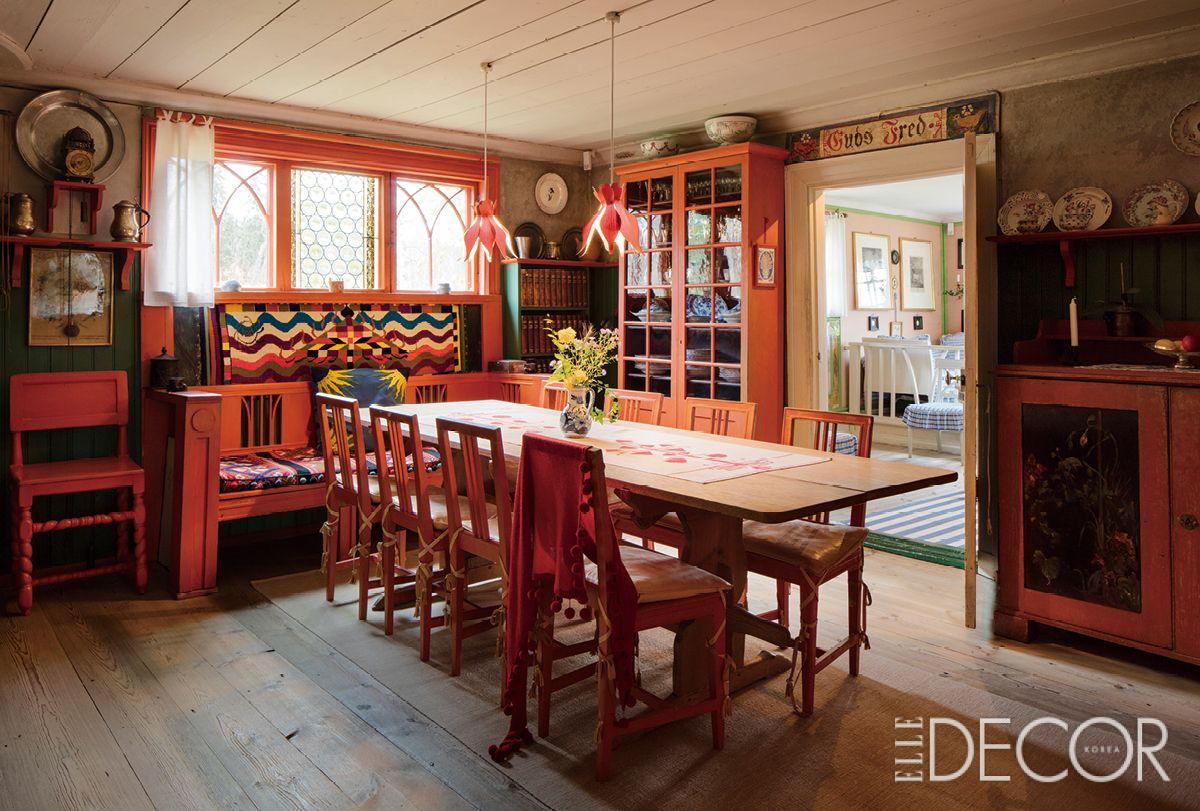 층계에 놓인 스트라이프 패턴의 러그, 다이닝 룸의 커튼과 테이블 러너, 벽걸이 러그 등 카린이 직접 짜고 봉제한 예술적인 텍스타일을 발견할 수 있다.