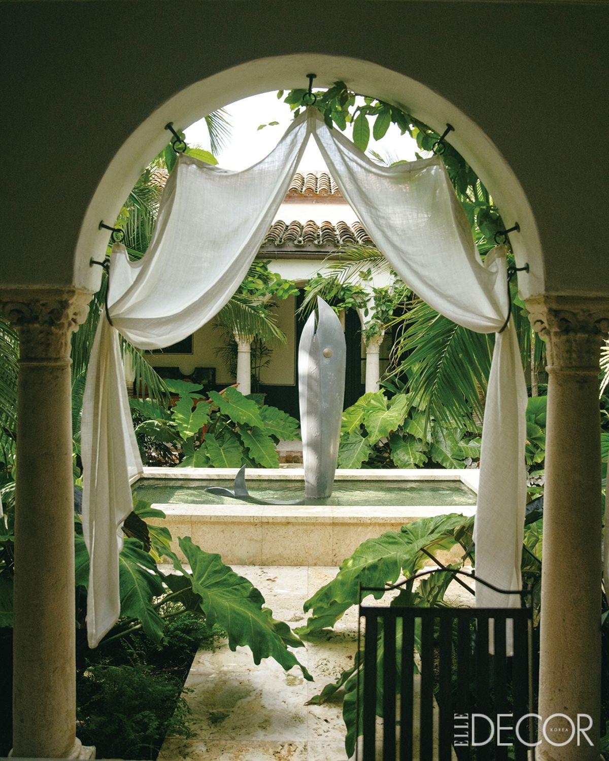 아름다운 돌고래 석상이 시선을 사로잡는 개인 주택 프로젝트의 가든 디자인. 