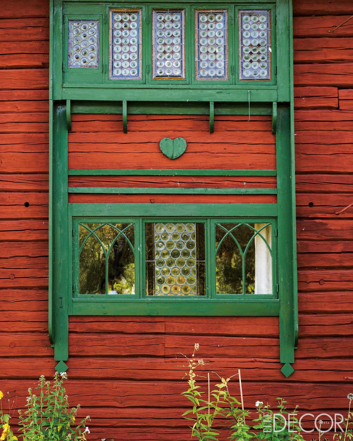 붉은 색과 녹색의 조합이 아름다운 릴라 휘트네스의 그림 같은 외관과 칼 라르손의 작업실 전경.