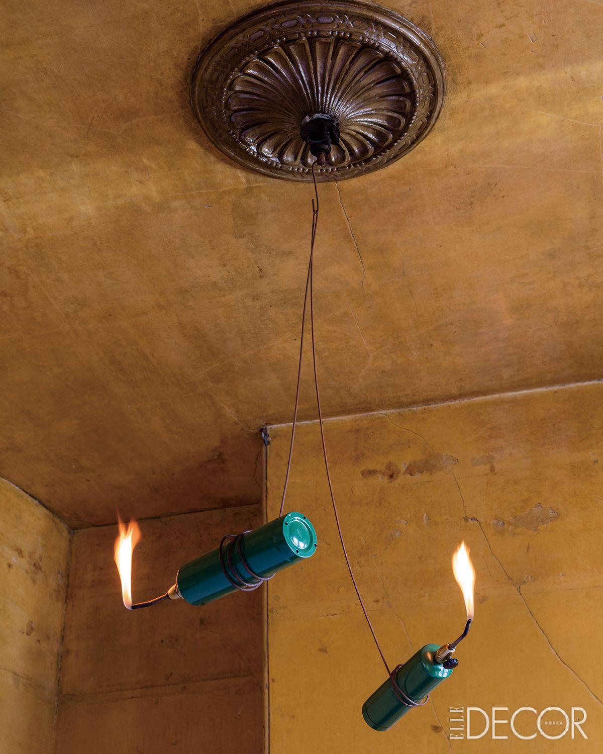 토치를 활용해 만든 샹들리에 ‘Fire Drawing’.