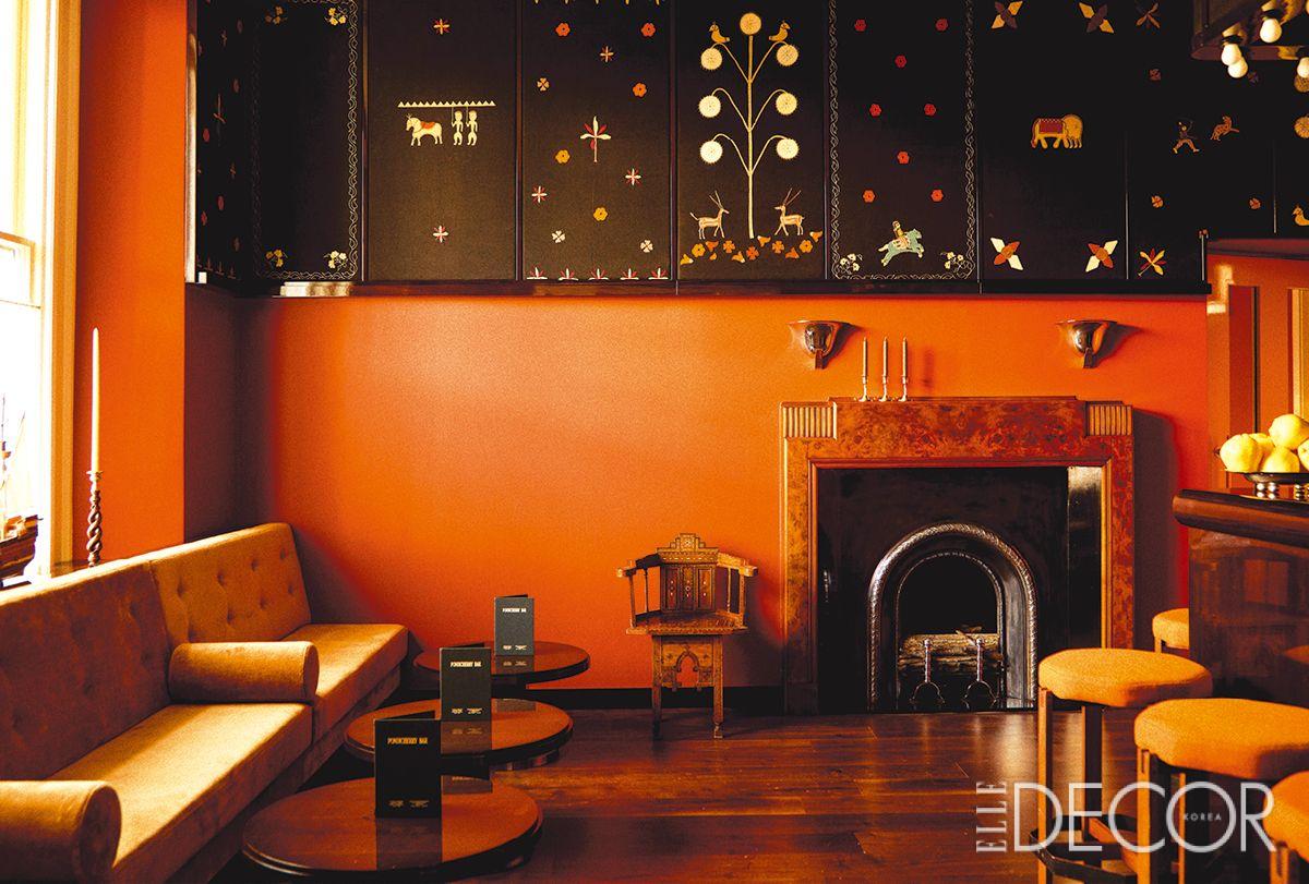 런던 그랜드 호텔 벨뷰(Grand Hotel Bellevue)의 바 폰디케리. 브랜드 보디(Bode)와 협업한 태피스트리로 포인트를 줬다.