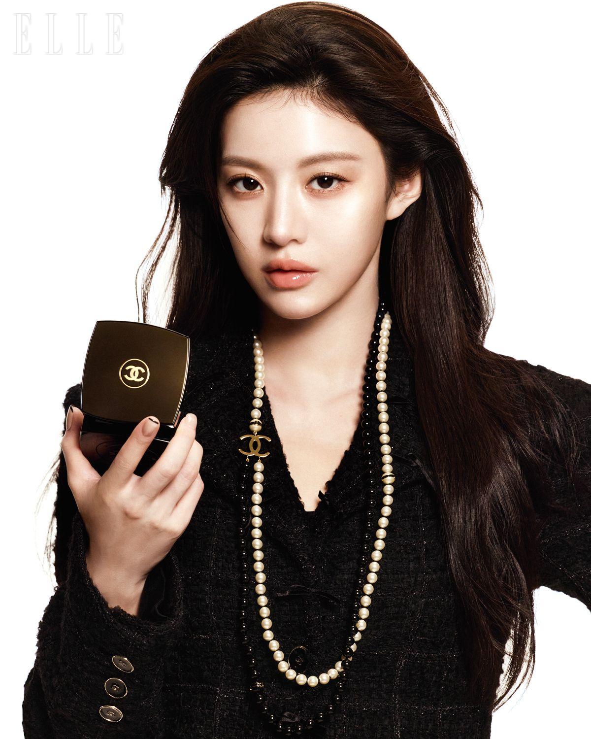 블랙 재킷과 네크리스는 모두 Chanel. 