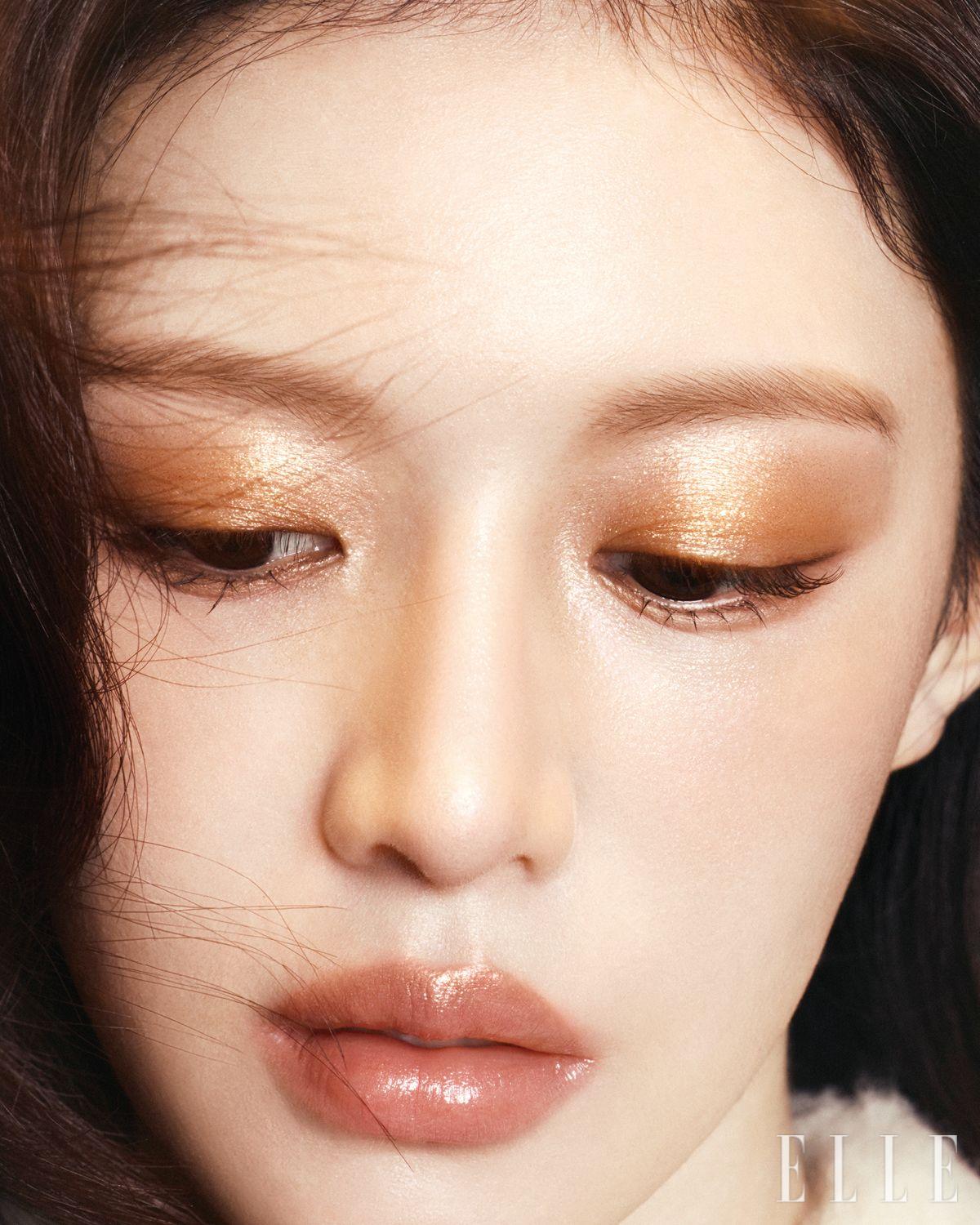 크림 컬러의 니트 톱은 Chanel. 