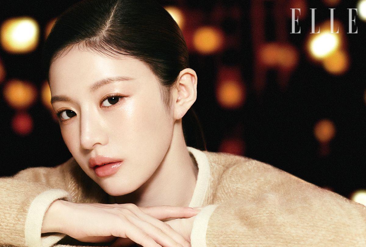 베이지 컬러 카디건은 Chanel. 