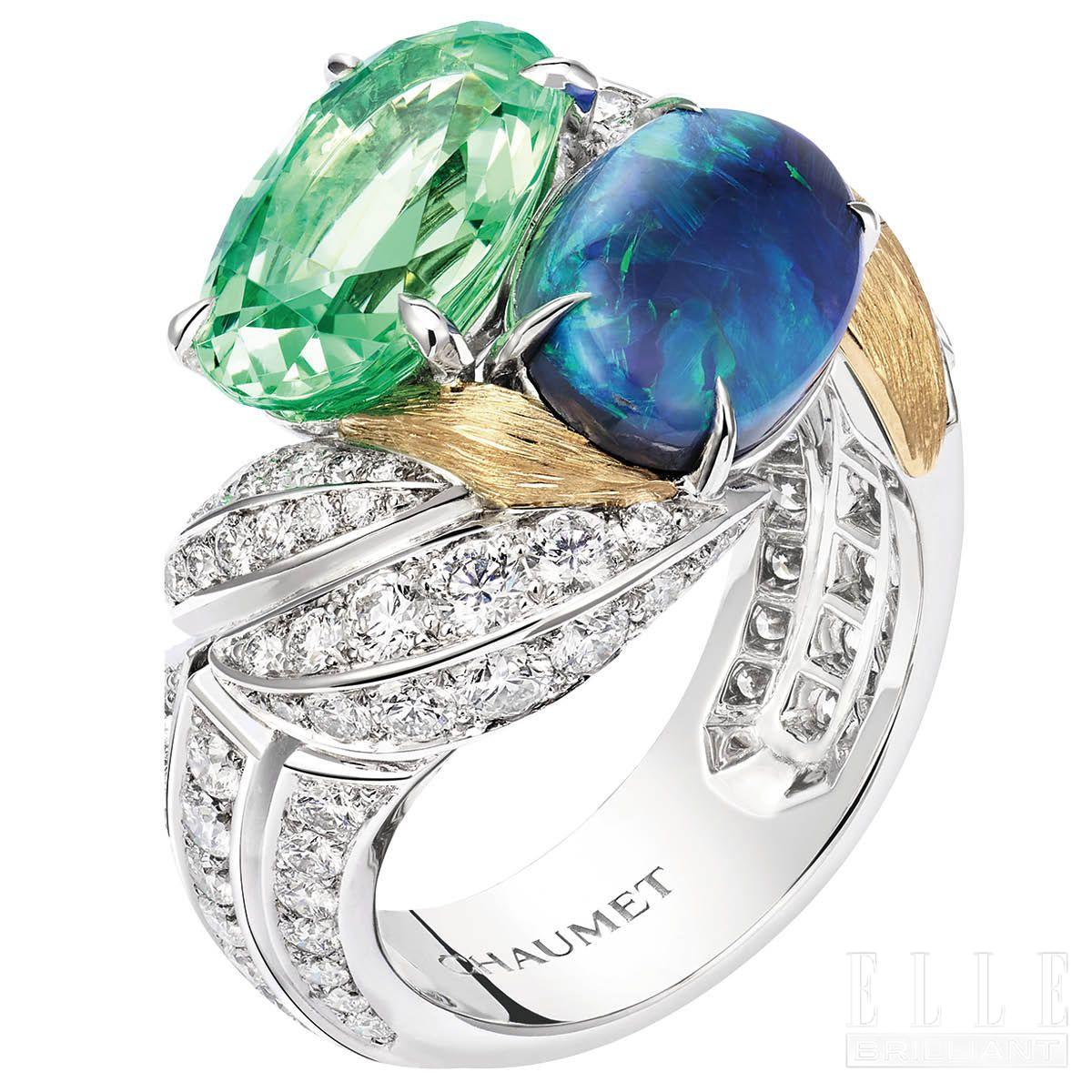 화이트・옐로 골드와 플래티넘에 차보라이트 가닛과 블랙 오팔, 브릴리언트 다이아몬드를 세팅한 ‘뱀부’ 링은 CHAUMET.