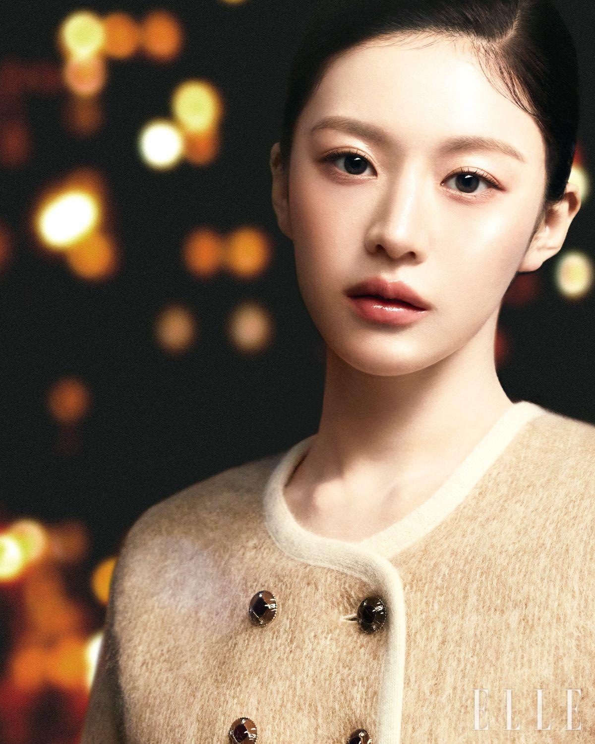 베이지 컬러 재킷은 Chanel. 