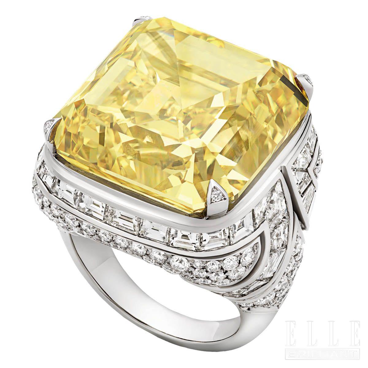 옐로 다이아몬드와 순백색의 플래티넘이 어우러진 ‘에센스 오브 옐로 하이 주얼리’ 링은 BVLGARI.