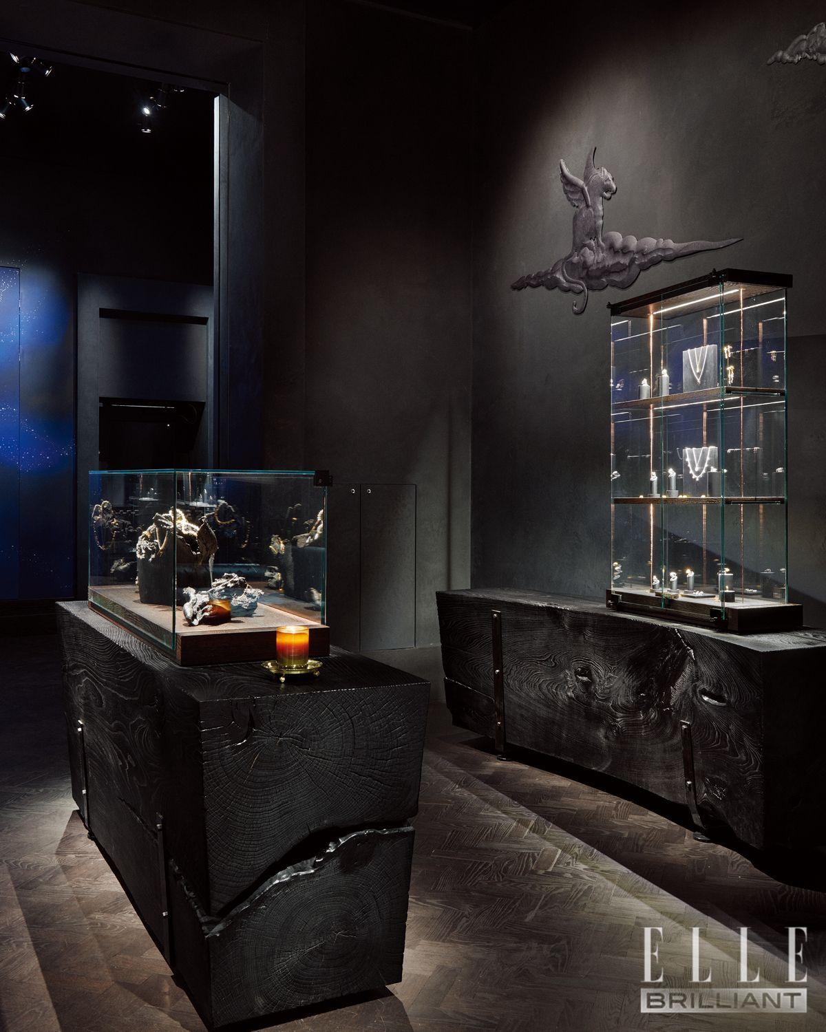 신화를 모티프로 한 오브제가 가득한 스톡홀름 매장.