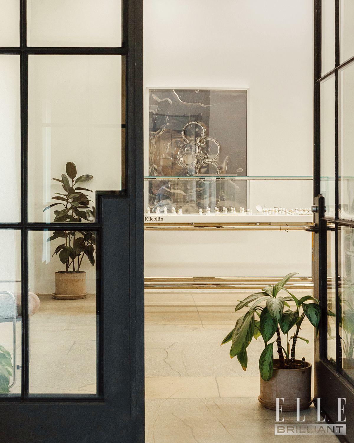 이채로운 소재와 오브제가 결합한 매장 전경. 