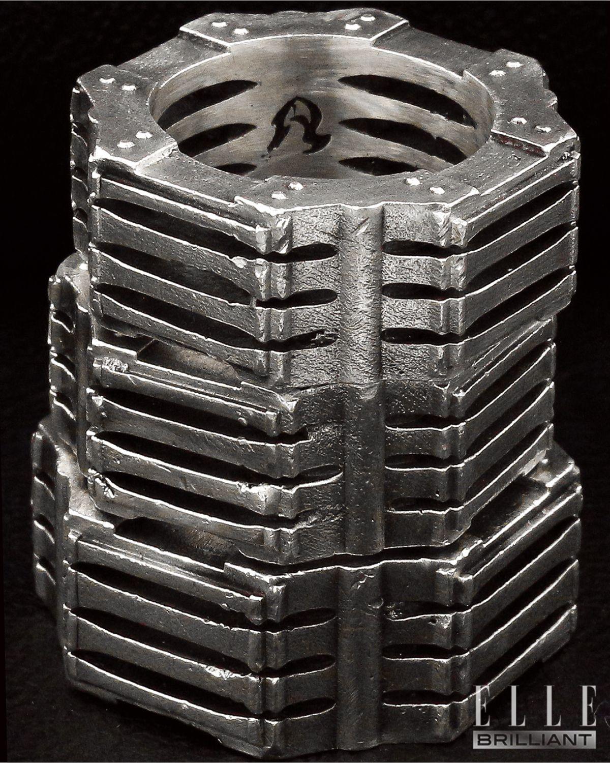 구조적인 형태의 ‘볼트’ 라인 링. 