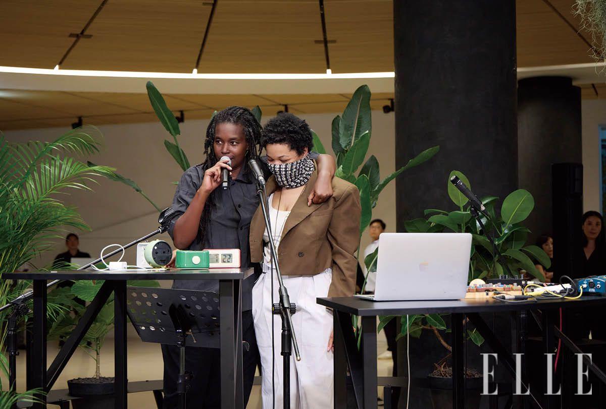 세계 표준시를 뒤집으며 새로운 시간 체계를 실험하기 위한 전시 <타임 존 프로토콜>의 오프닝 퍼포먼스가 리움미술관 로비에서 열렸다. 무대에 오른 오른 주인공은 ‘블랙 퀀텀 퓨처리즘’의 카메이 아예와와 라시다 필립스. 다중의 목소리가 하나로 수렴되는 독특한 ‘시간 의식’을 연출했다.