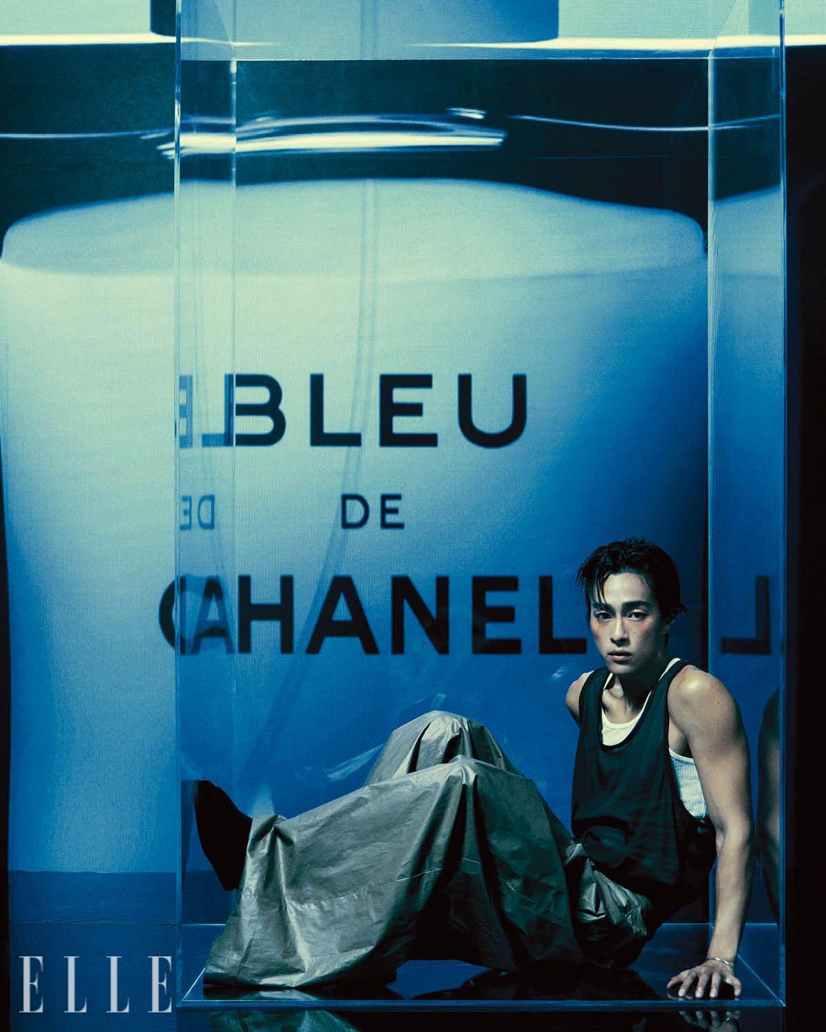 모델 홍태준의 매력을 적확하게 묘사할 단어를 아직 찾지 못했다. 셀 수 없이 다면적인 매력의 총합인 동시에 유일무이한 존재감. 모든 블루의 집약체이자 단 하나의 블루인 블루 드 샤넬 렉스클루시프를 의인화한다면 단언컨대 홍태준이다. 슬리브리스 톱과 와이드 팬츠는 모두 Songzio. 화이트 슬리브리스 톱과 슈즈는 모두 스타일리스트 소장품. 코코 크러쉬 뱅글과 링은 모두 Chanel.