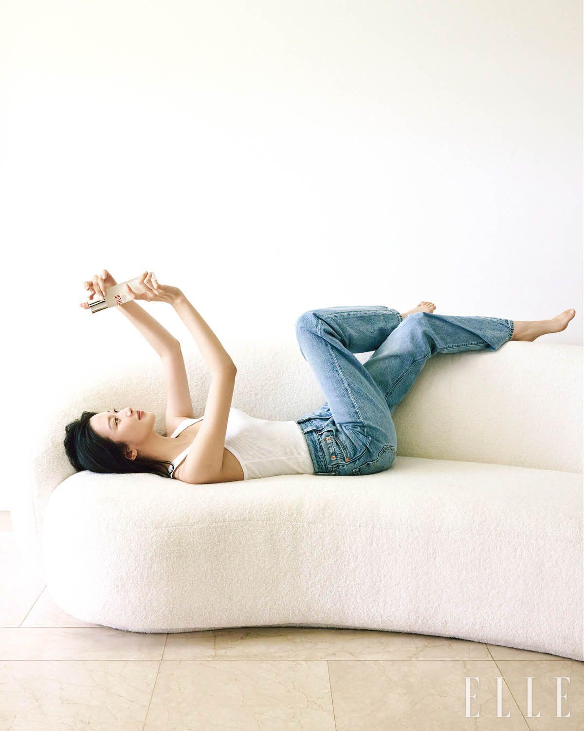 화이트 슬리브리스는 Isabel Marant. 데님 팬츠는 Levi’s.