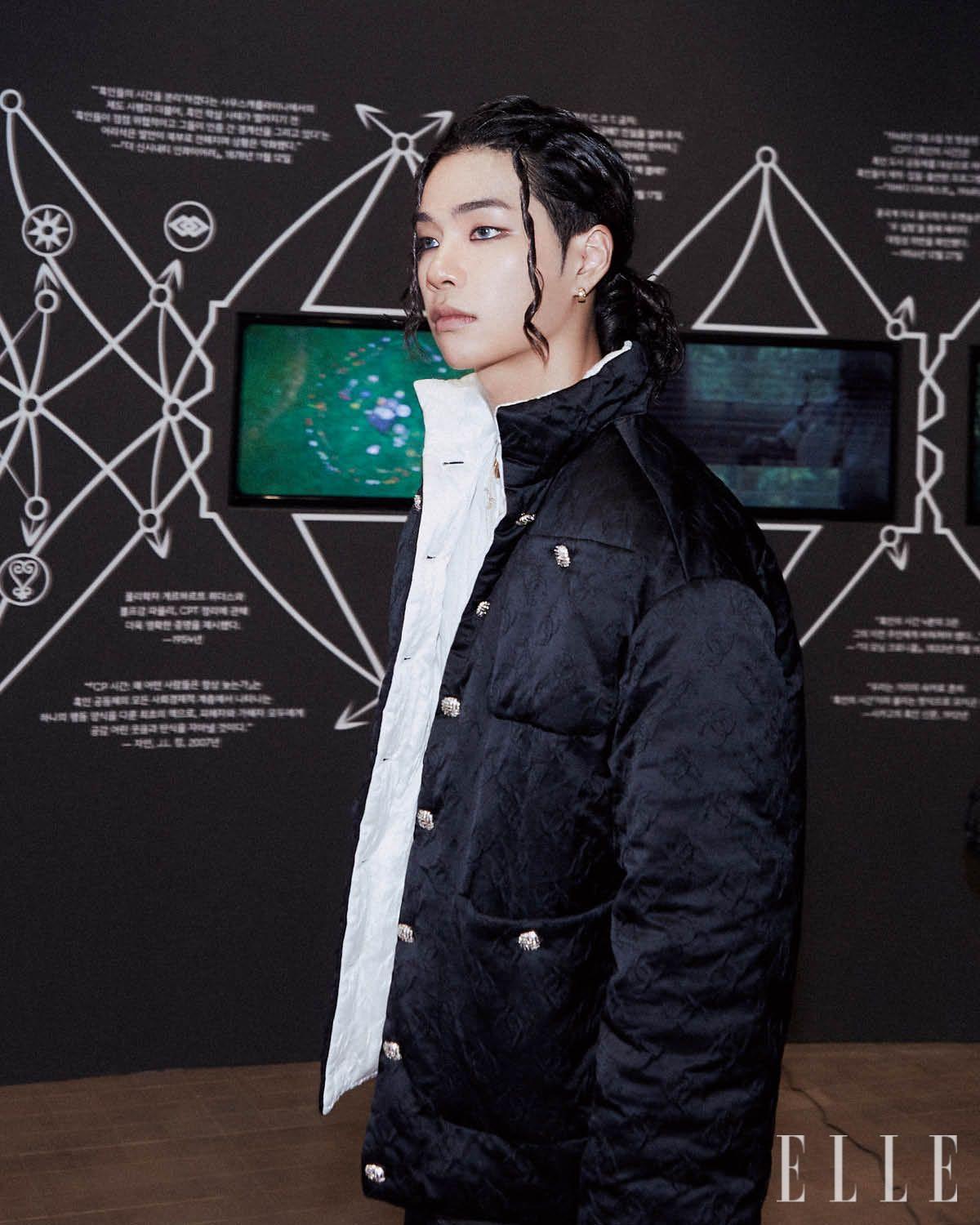 프로젝트 전시 <타임 존 프로토콜>의 오프닝 행사에 참석한 올데이프로젝트의 타잔.