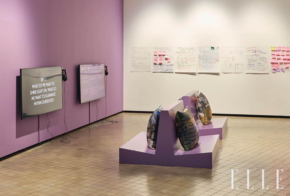 샤넬 컬처 펀드의 후원을 받아 진행되는 중장기 연구 프로그램 ‘아이디어 뮤지엄’의 세 번째 프로젝트 <타임 존 프로토콜>. 시간을 규정하는 기존의 프로토콜을 새로 쓰고, 시간대를 재구획하며, 제국주의가 만든 세계 표준시 체계를 비판적으로 해체한다. 전시는 9월 28일까지 리움미술관에서 열린다. 