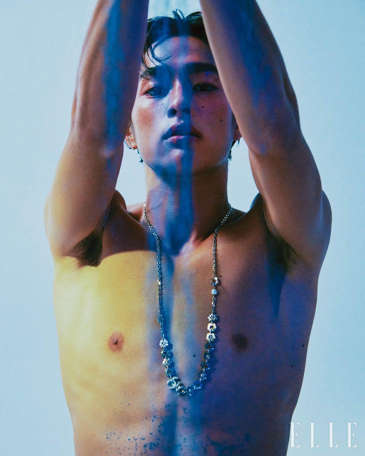 7년 전 블루 드 샤넬 빠르펭은 사넬 하우스 조향사 올리비에 뽈쥬가 기존 남성 향수에 대한 선입견에 정면으로 대항하기 위해 만든 향이다. 2025년에 선보이는 블루 드 샤넬 렉스클루시프에는 관습과 속박, 편견에 얽매이지 않는 남성만이 가질 수 있는 여유가 묻어있다. 맨살에 닿았을 때 더욱 풍부하게 발산되는 우디 앰버 노트의 뭉근한 잔향 덕분일 것. 롱 네크리스는 Chanel.