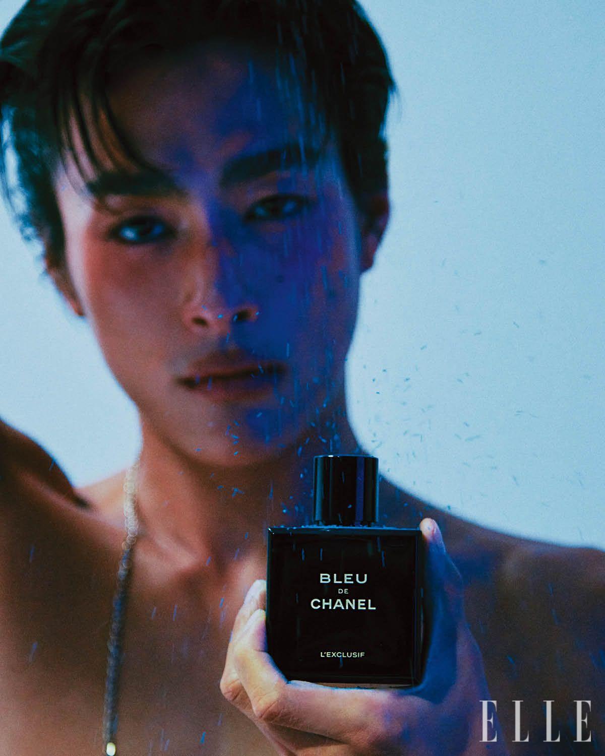 명확한 명암 대비 속 무한한 비전을 암시하는 큐브 보틀, 신비로운 딥 블루 컬러, 뉴칼레도니아의 독점 공급망을 통해 윤리적이고 지속 가능한 방식으로 얻은 샌들 우드 추출물, 이를 바탕으로 샤넬 하우스 조향사 올리비에 뽈쥬의 비전이 가미된 독창적인 향의 공식까지. 블루 드 샤넬 렉스클루시프는 샤넬 하우스의 장인 정신을 바탕으로 탄생한 창조물이다. 블루 드 샤넬 렉스클루시프, 60ml 26만2천원, 100ml 36만5천원, Chanel. 롱 네크리스는 Chanel.