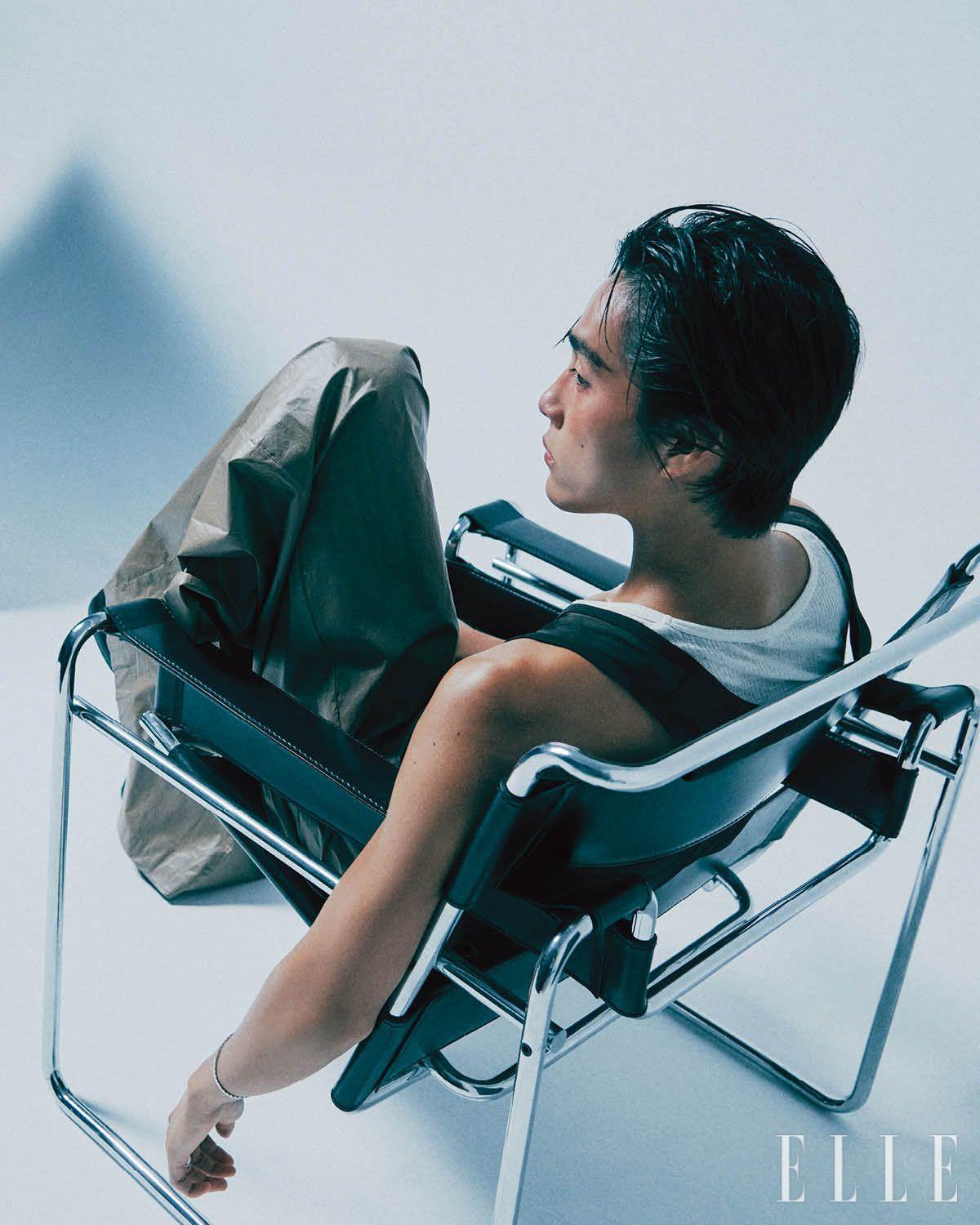 슬리브리스 톱과 와이드 팬츠는 모두 Songzio. 화이트 슬리브리스 톱은 스타일리스트 소장품. 코코 크러쉬 뱅글은 Chanel.