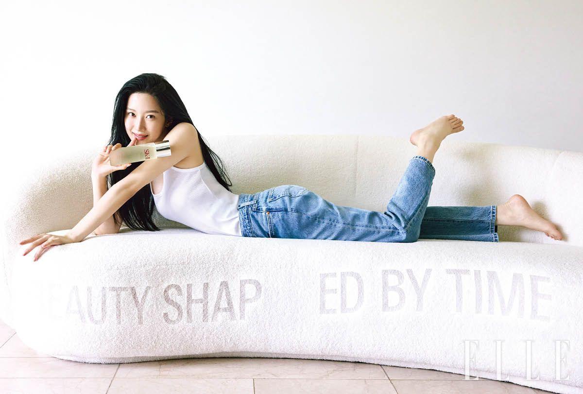 화이트 슬리브리스는 Isabel Marant. 데님 팬츠는 Levi’s.