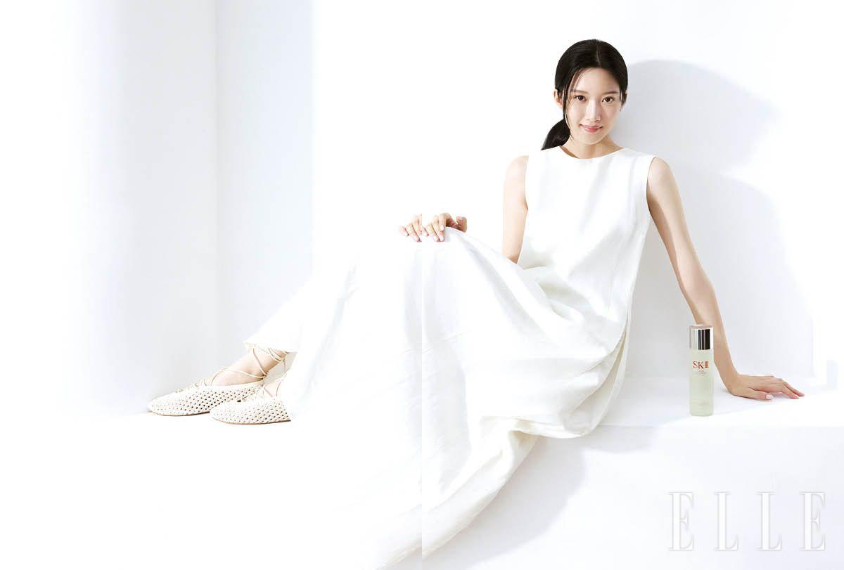  아이보리 슬리브리스 원피스는 Nehera. 스트랩 슈즈는 & Other Stories. 