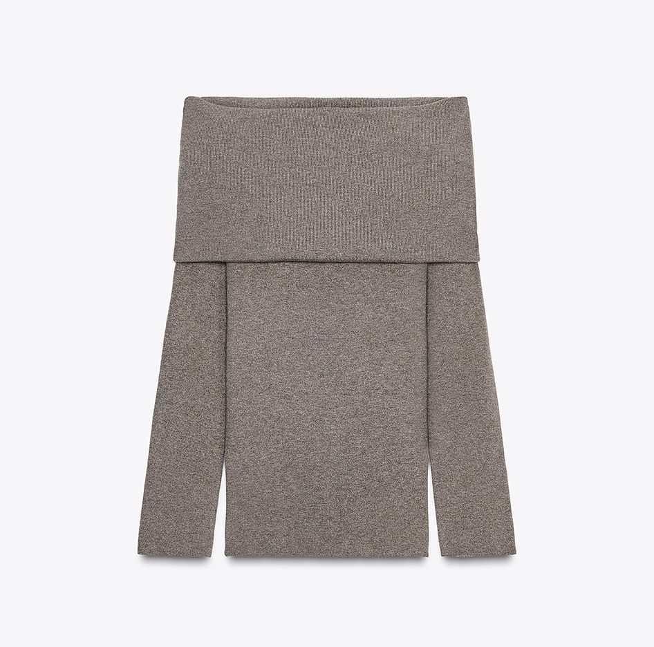 ZARA 자연스러운 주름이 잡히는 턴업 형태의 오프 숄더 니트.