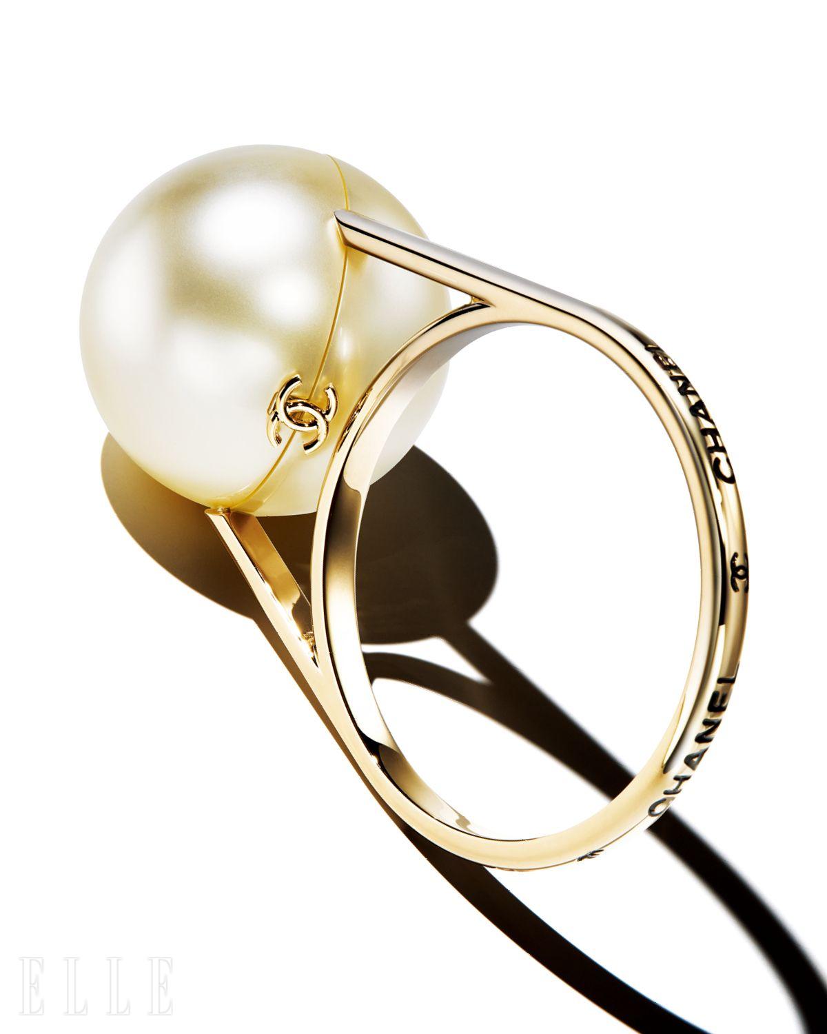 진주 반지를 모티프로 한 오브제 백은 가격 미정, Chanel.