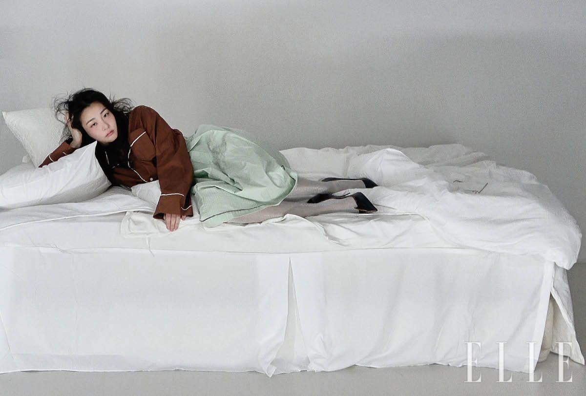 코튼 셔츠와 미디스커트, 드롭 이어링, 레더 펌프스는 모두 Prada. 타이츠는 스타일리스트 소장품.