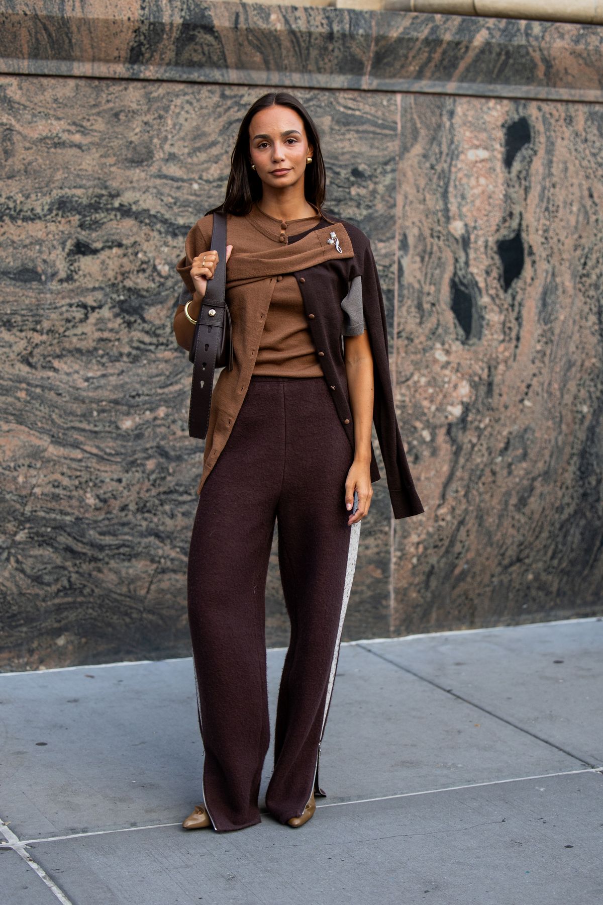 다층적인 브라운을 섞으면 스트리트 룩이 훨씬 풍성해집니다.