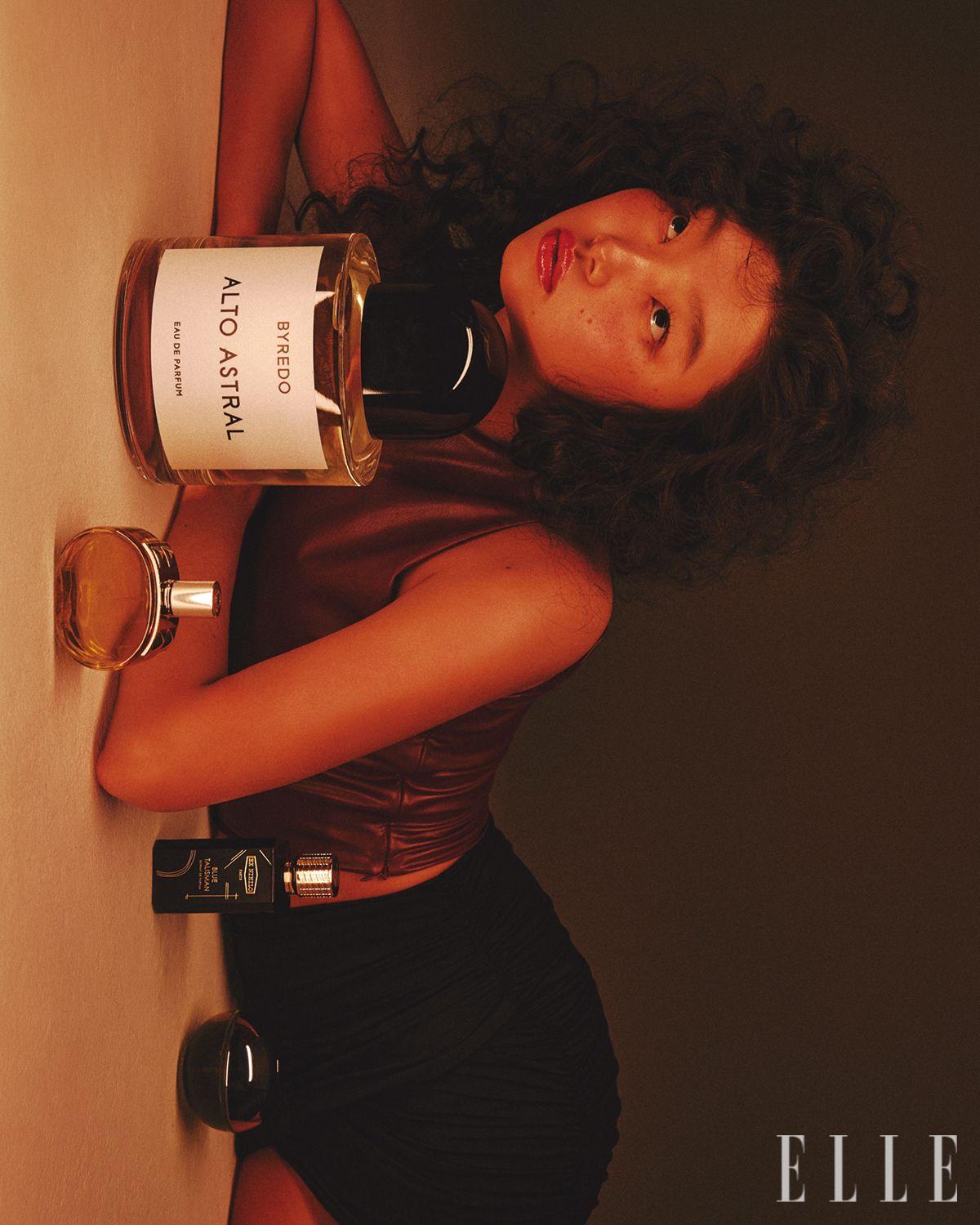 버건디 레더 톱은 Cider. 블랙 미니스커트는 Nana Jacqueline.