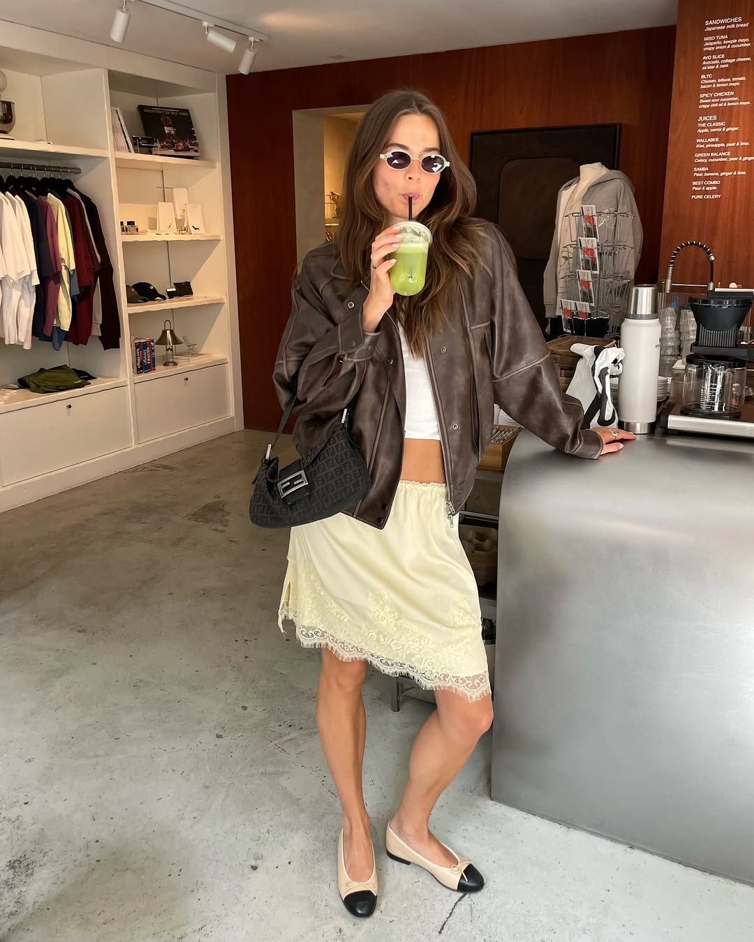 빈티지한 무드의 가죽 재킷은 환절기에 데일리 아이템으로 손색 없습니다. 