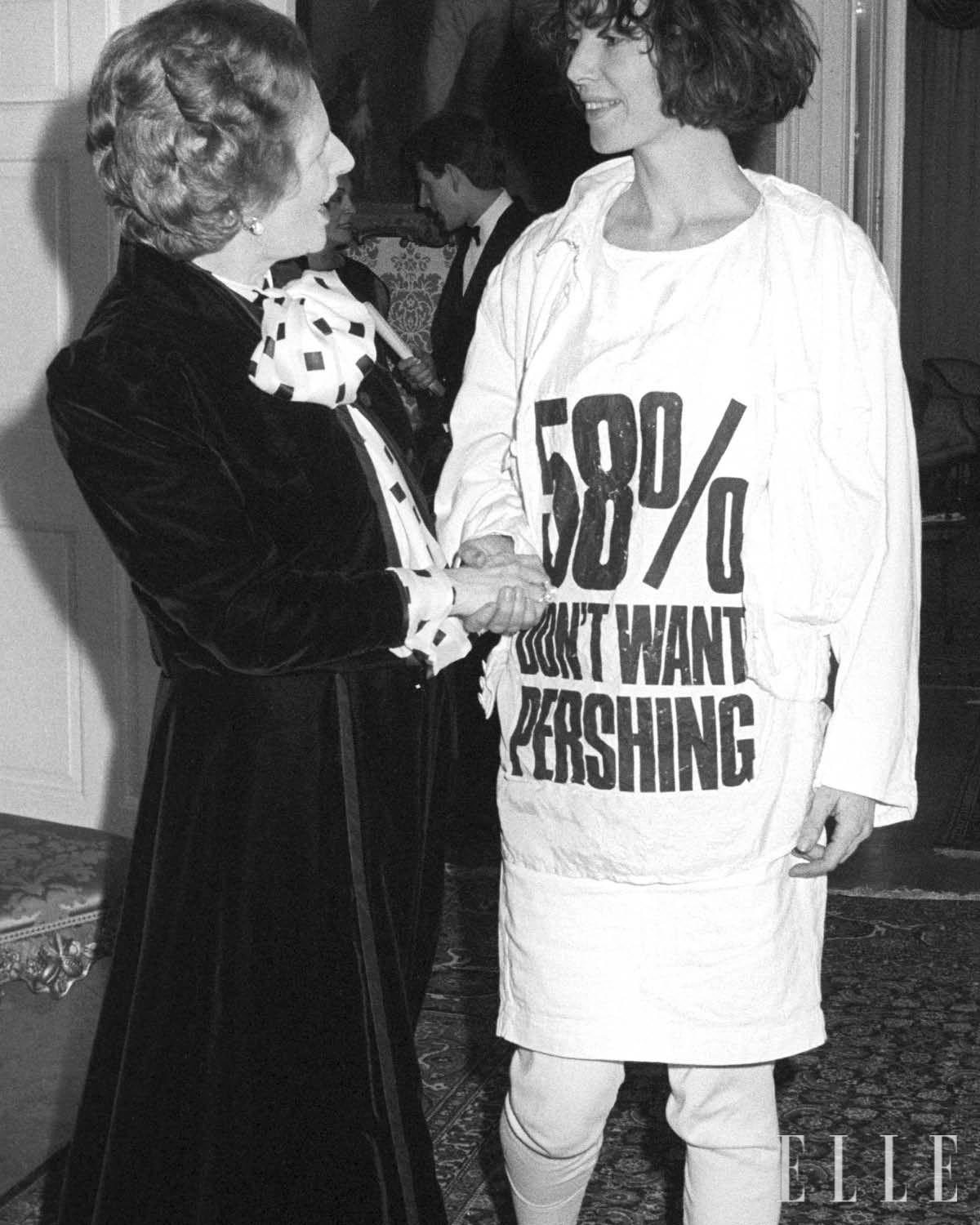 슬로건 티셔츠로 정치적 반향을 일으킨 1984년 캐서린 햄넷과 영국 총리 마거릿 대처의 만남. 