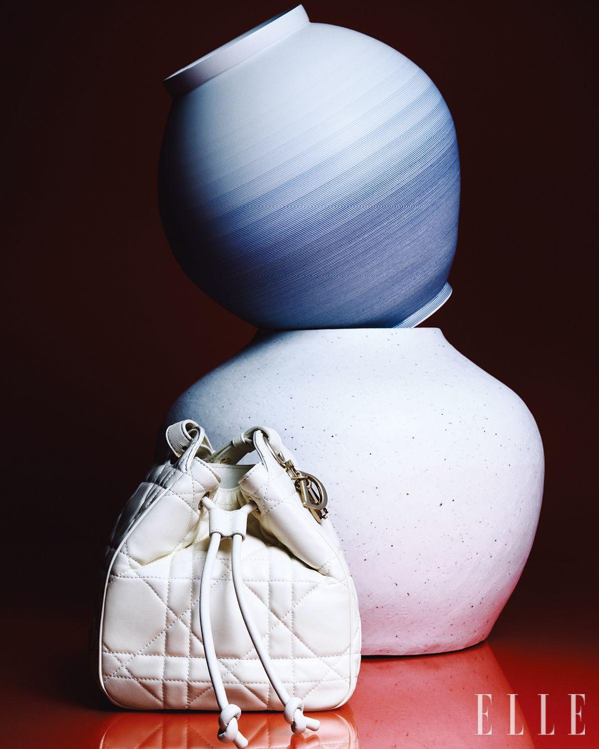 (위) 박정홍 ‘반-반 GRD [Bl0.02-Bl10.24]’. (아래) 이인진 ‘항아리’.