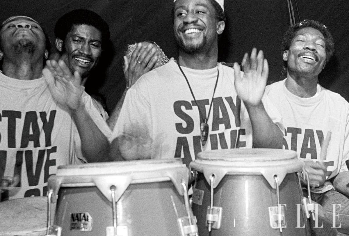 캐서린 햄넷의 상징적 슬로건 티셔츠 중 하나인 ‘STAY ALIVE’. 