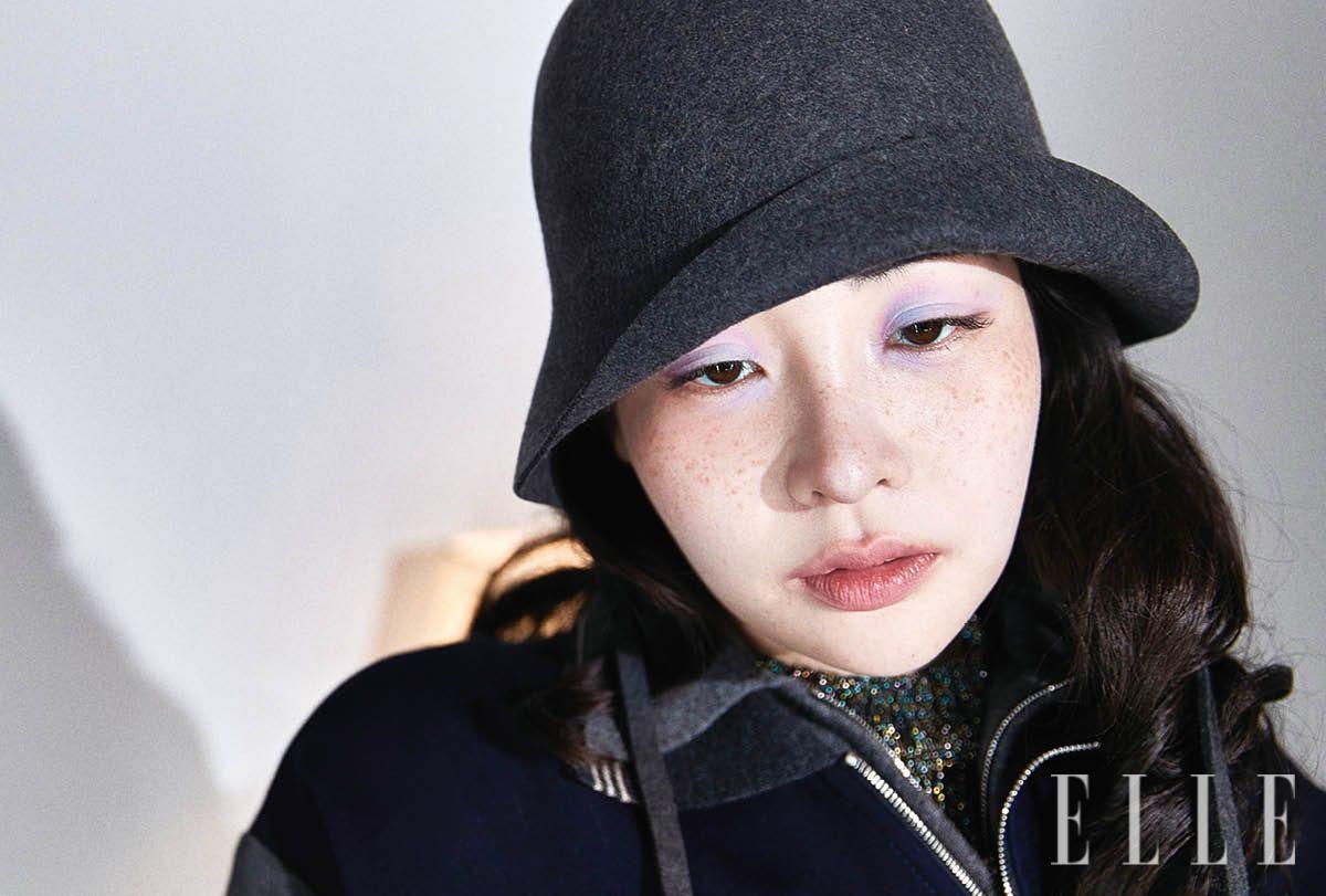 집업 스웨트셔츠와 니트 톱, 숄은 모두 Miu Miu. 진주 브레이슬릿은 All-in.