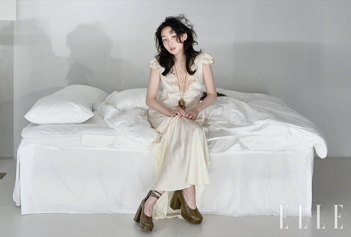 레이스 장식의 실크 드레스와 펜던트 네크리스, 스트랩 펌프스는 모두 Chloé.