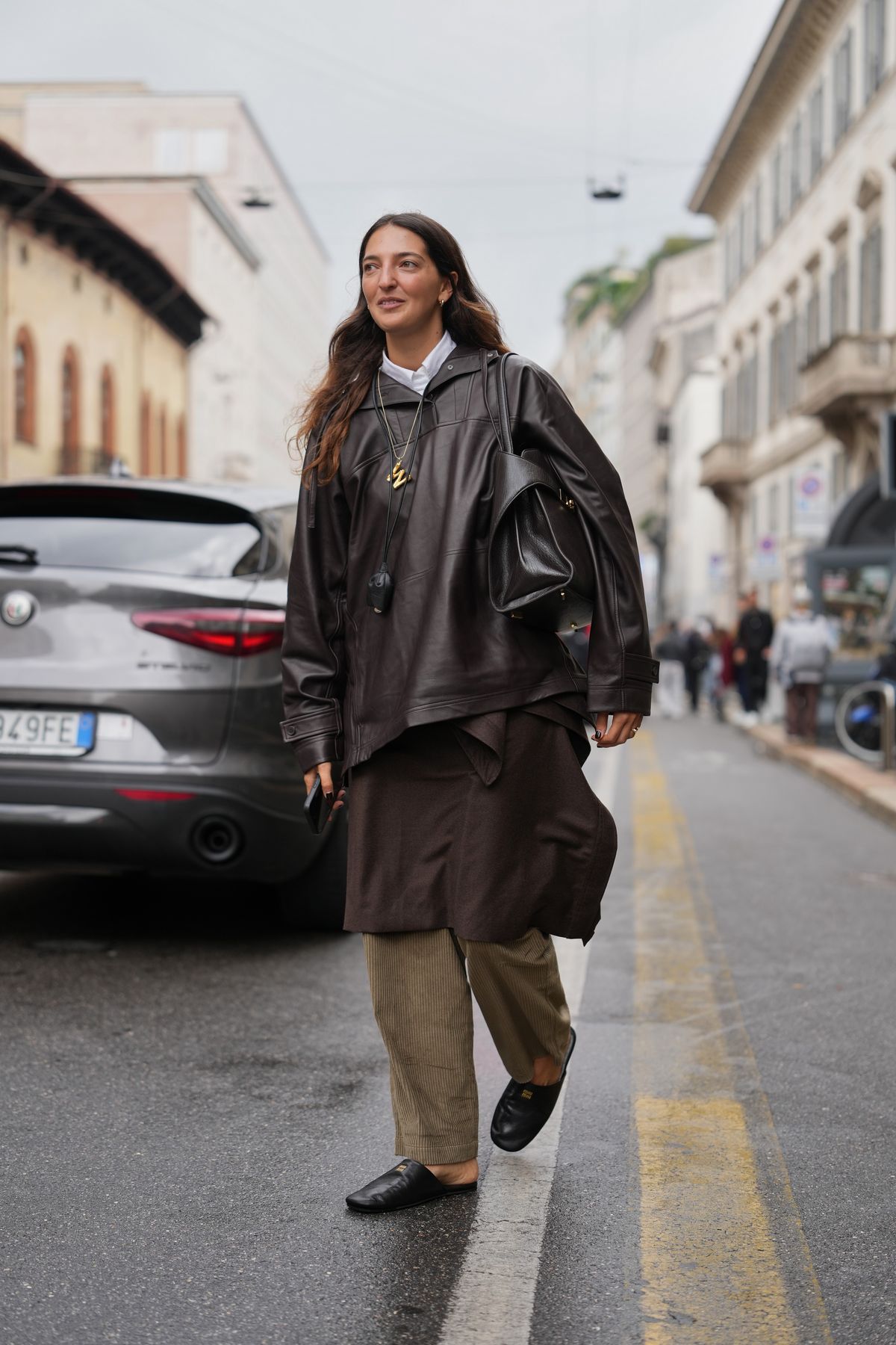 브라운 가죽 톱이 스트리트 룩을 더욱 윤택하게 만들어줍니다. 