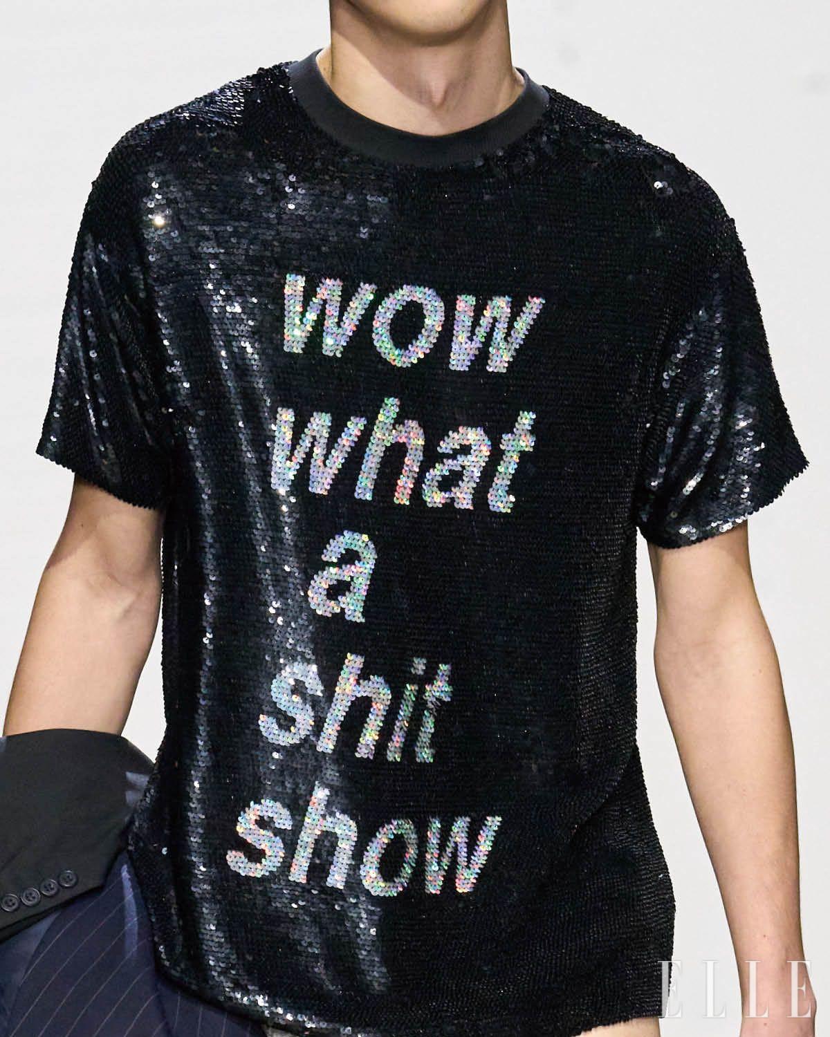  아쉬시의 슬로건 티셔츠. 