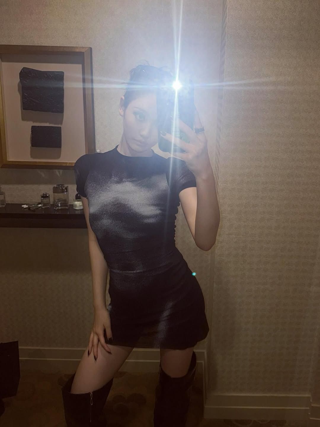 검은색 저지 소재의 원피스에 싸이하이 부츠를 매치한 닝닝. 비율을 길어보이게 하고, 검은색 아이템의 소재를 달리해 단조로워 보이지 않습니다. @imnotningning